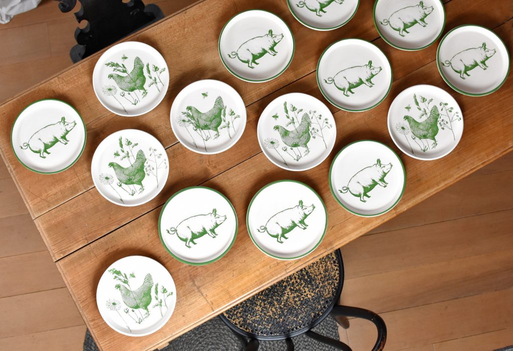 Krožnik, stojalo za potico ali torto, potičnice in še kakšno presenečenje.
Zavrteno na lončarskem vretenu in ročno potiskano.

Pridi na dan odprtih vrat in si izberi svojega.