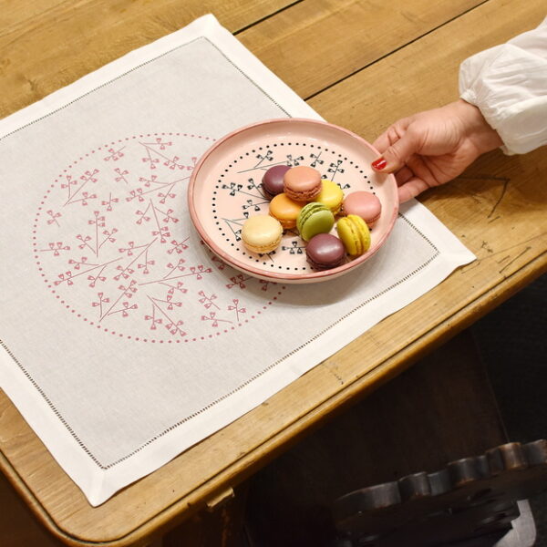 VEZENINA roza, lanen prtiček okrašen z rešelje tehniko