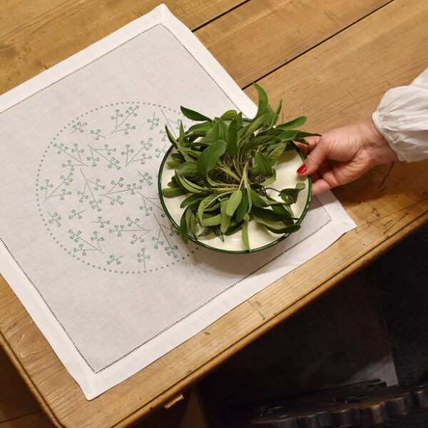 VEZENINA zelena, lanen prtiček okrašen z rešelje tehniko